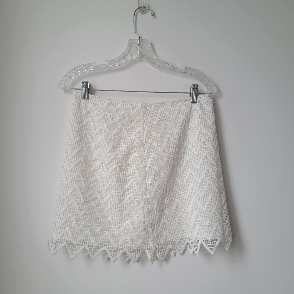 BOUTIQUE FASHION White Lace Mini Skirt Lined Size Large - Picture 2 of 7